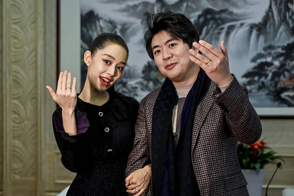 郎朗与娇妻合奏钢琴曲 吉娜怀孕6个月腰身纤细依旧