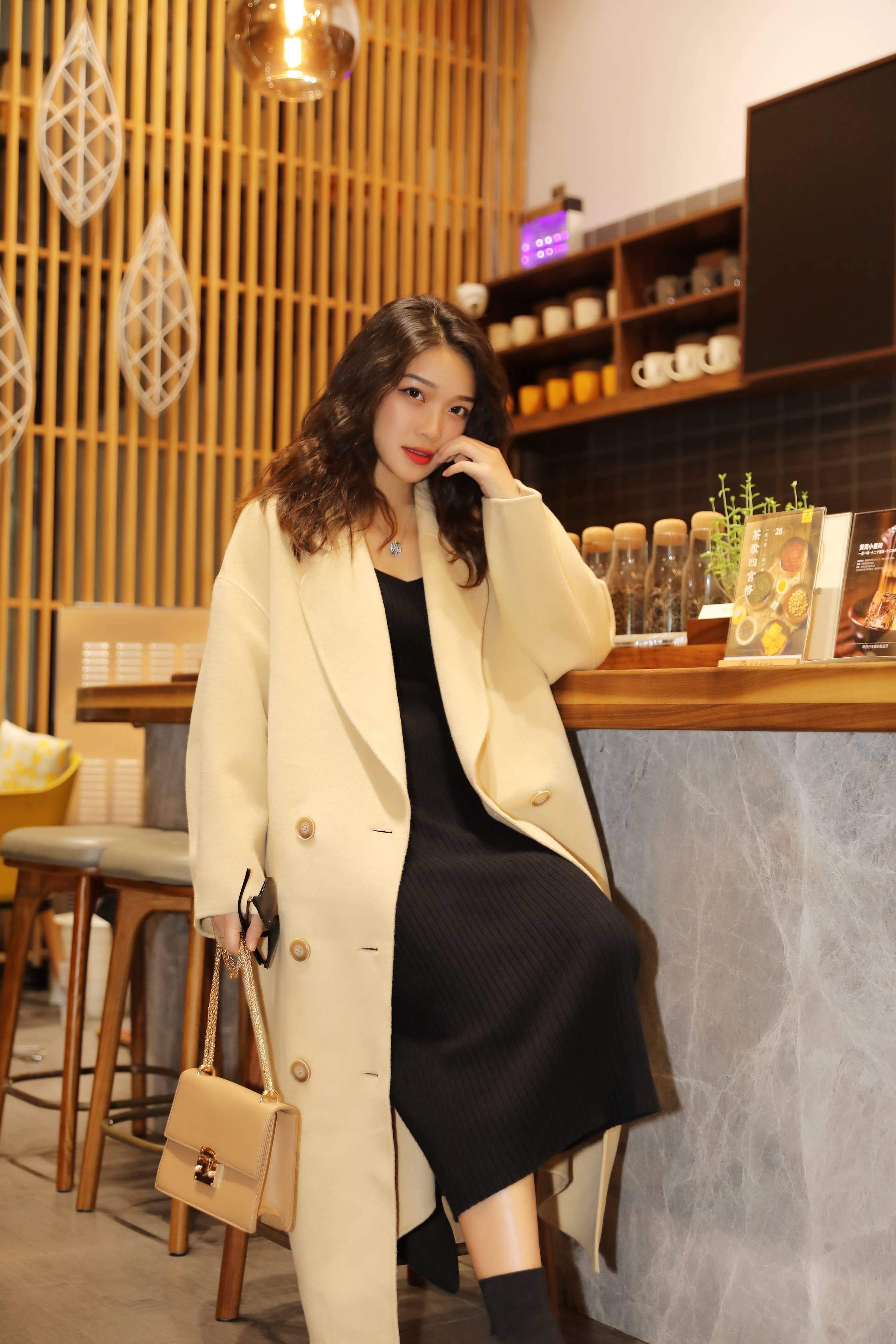 针织连衣裙搭配毛呢大衣针织连衣裙怎么搭配好看?