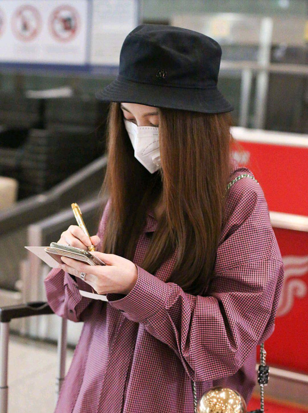 姚笛高调现身机场,穿格子衬衫配黑色半截裤,时不时尚?一目了然