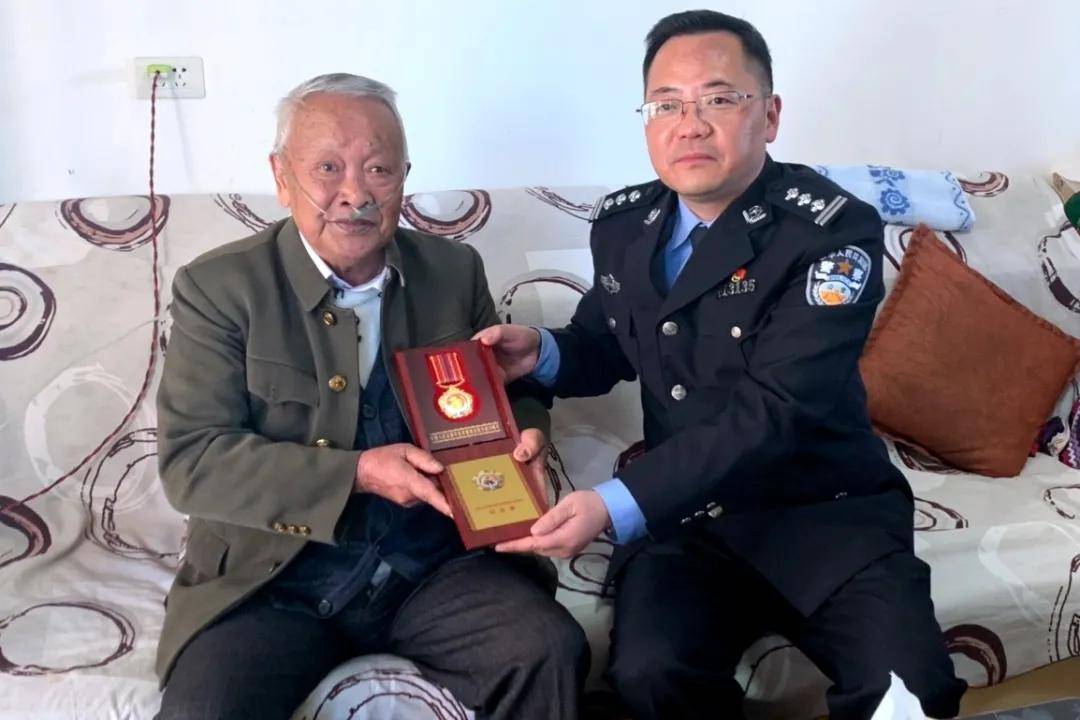在张大伦老同志家,贵阳铁路公安处副处长余汉平为他佩戴上这枚承载了