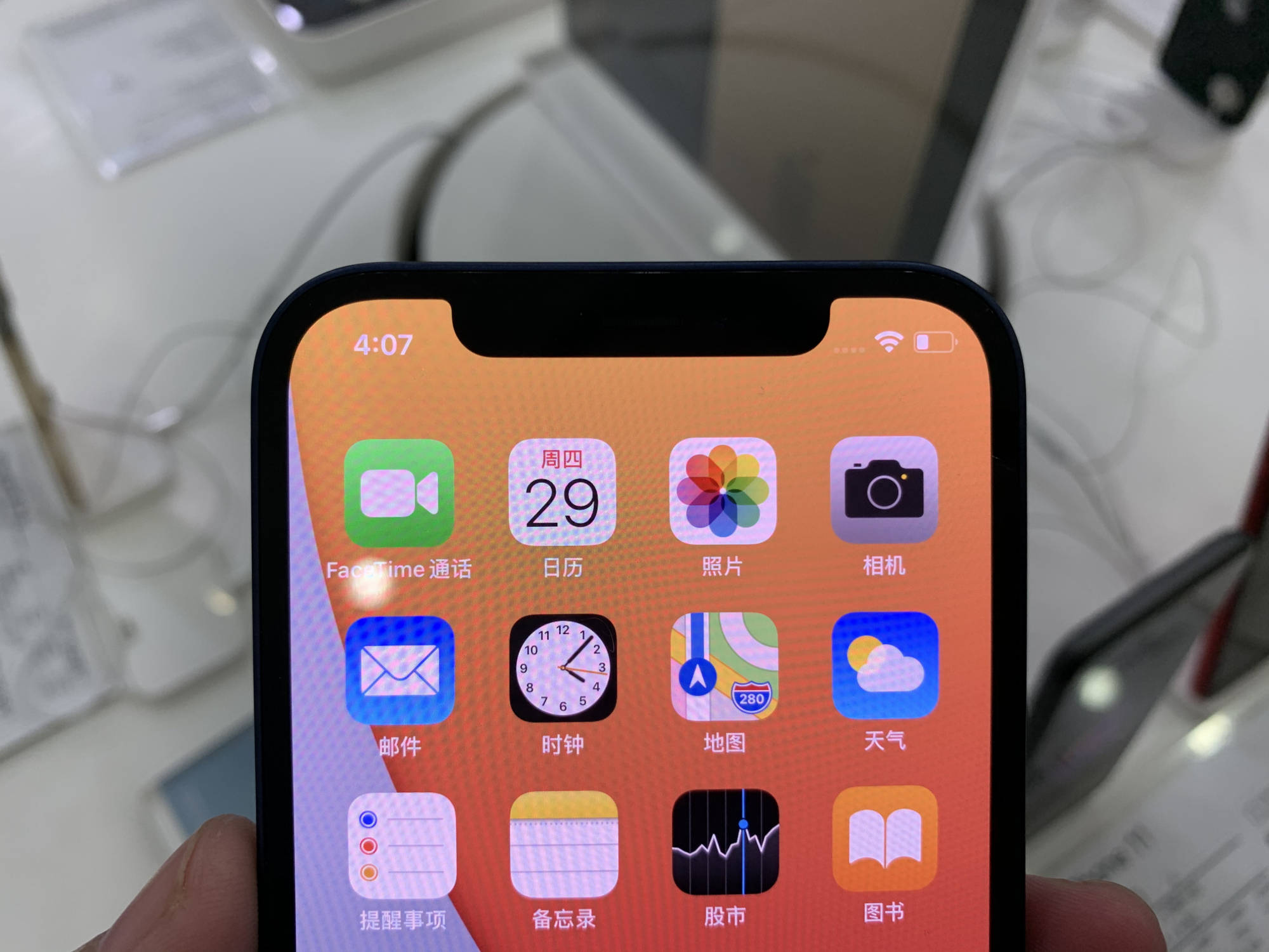 另外iphone 12由于采用了oled屏幕,屏幕的黑边也比iphone 11小了一圈