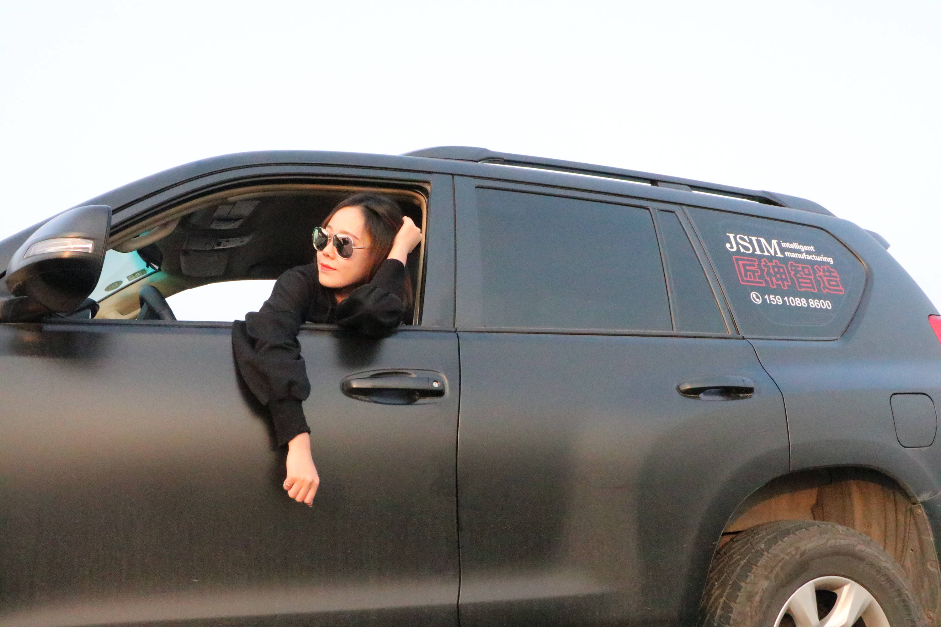 原来是美女司机开的普拉多2.7._手机搜狐网