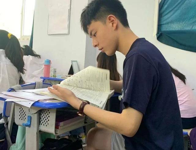 所以如果你的同桌是一个高颜值的女生或男生的话,你就会受到其他人的