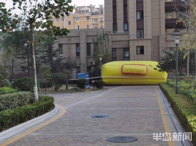市北区抚顺路一男子在楼顶坐了仨小时,消防公安都来了!