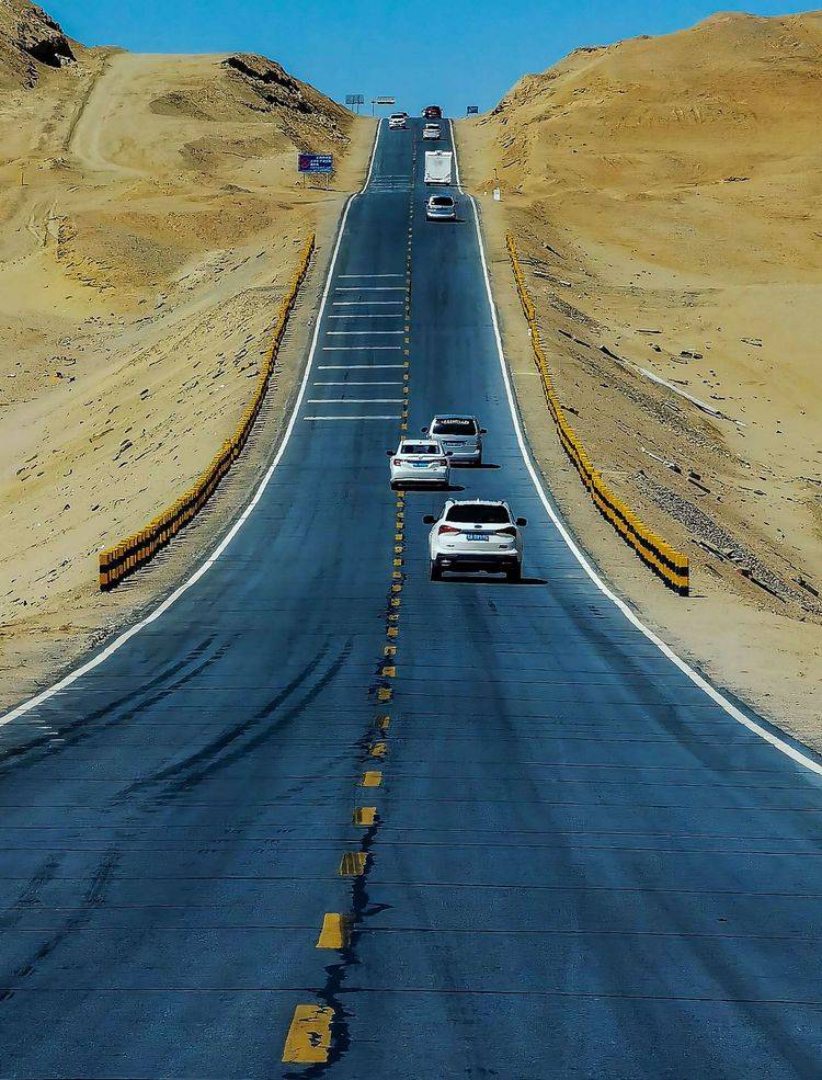 州格尔木市的g315国道,因路面随起伏的地势飞舞,仿佛直指苍穹的天路