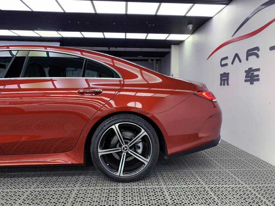 贴了隐形车衣的奔驰cls,这亮眼的红色能否吸引你