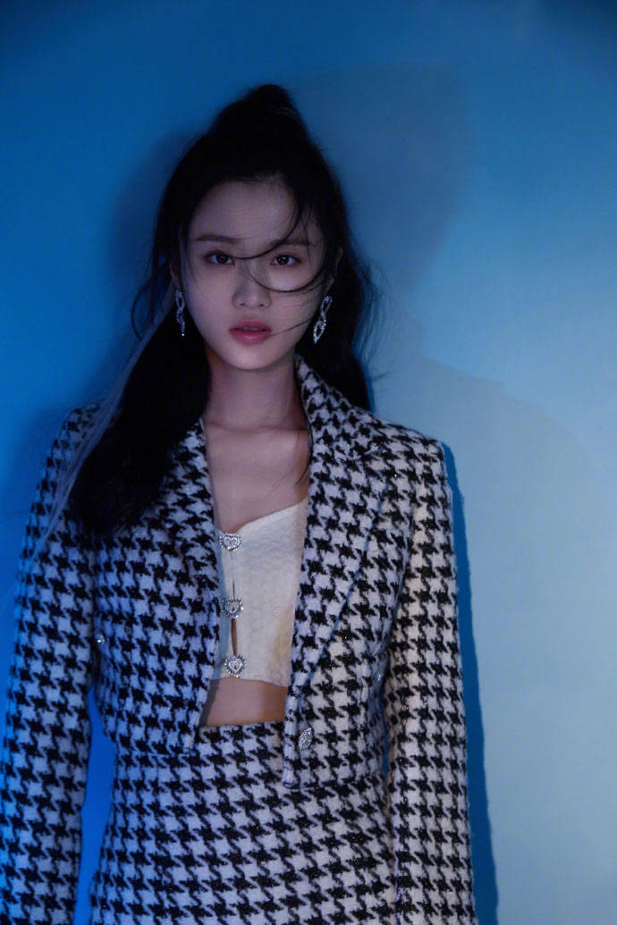 张慧雯穿搭超给力,挂脖连衣裙时尚又显瘦,腰侧满满细节_手机搜狐网