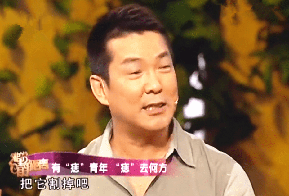 63岁元彪与好友聚会心情好面色红润身材发福脸上的痣已消失