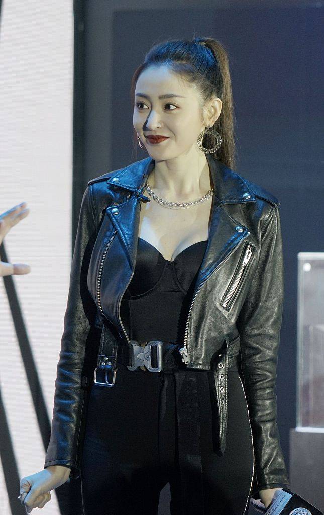 张天爱穿皮衣扎马尾英姿飒爽 搭配紧身裤大秀美腿