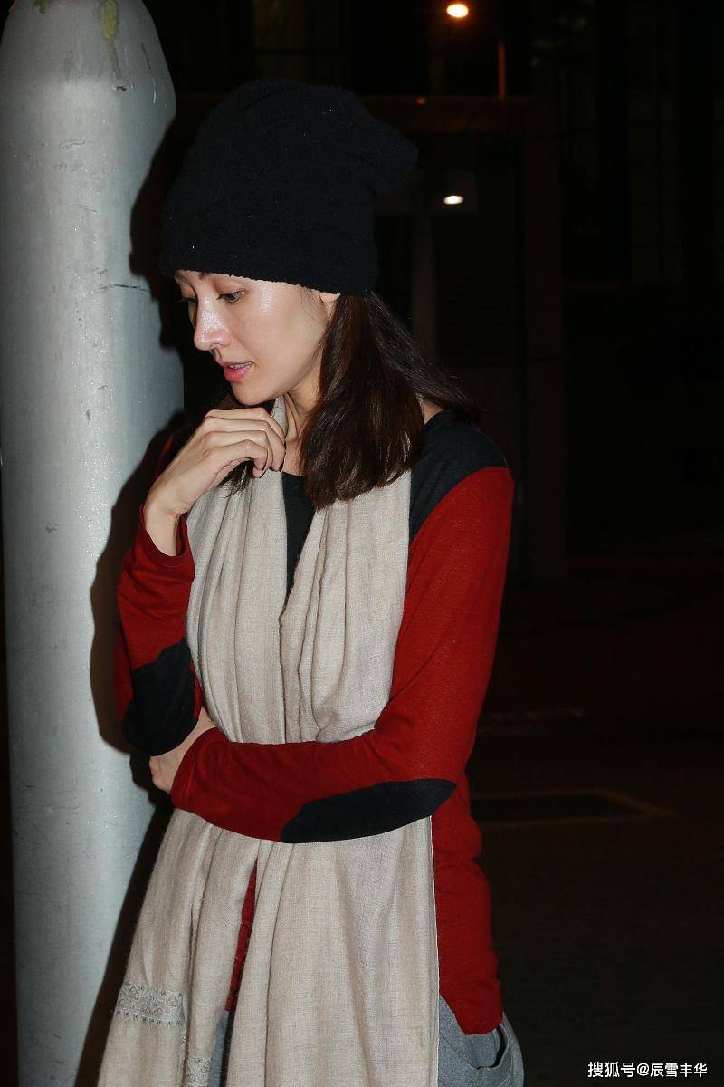 70后李嘉欣真不简单穿绑腿裤好显腿细又利落衣品依旧在线