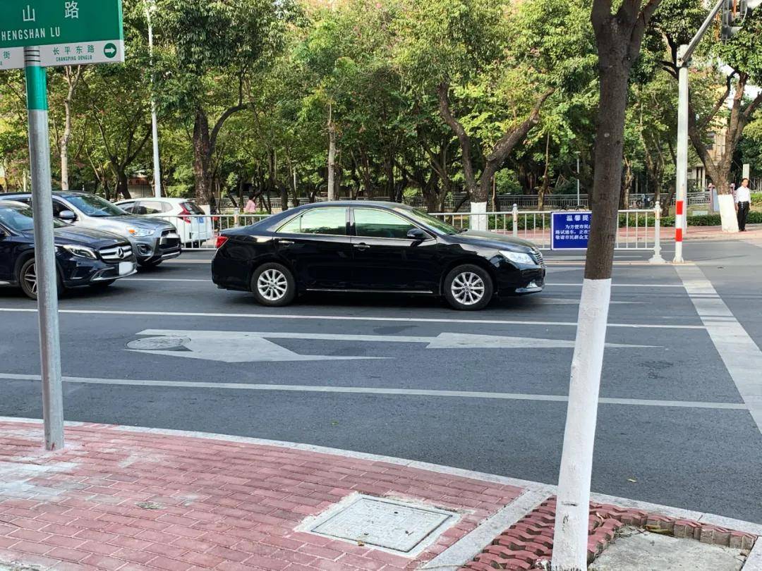 混合车道右转车道怎么走交警小哥哥告诉你