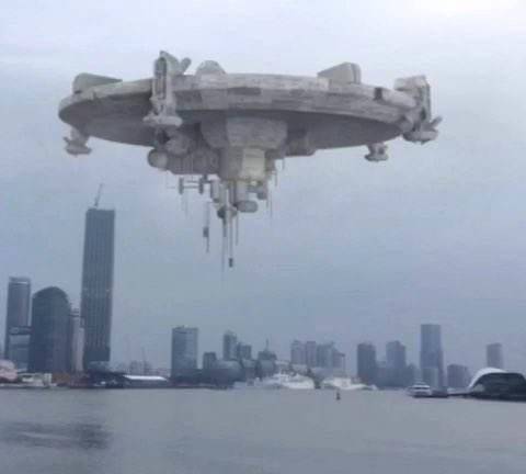 实拍巨型ufo航母图片