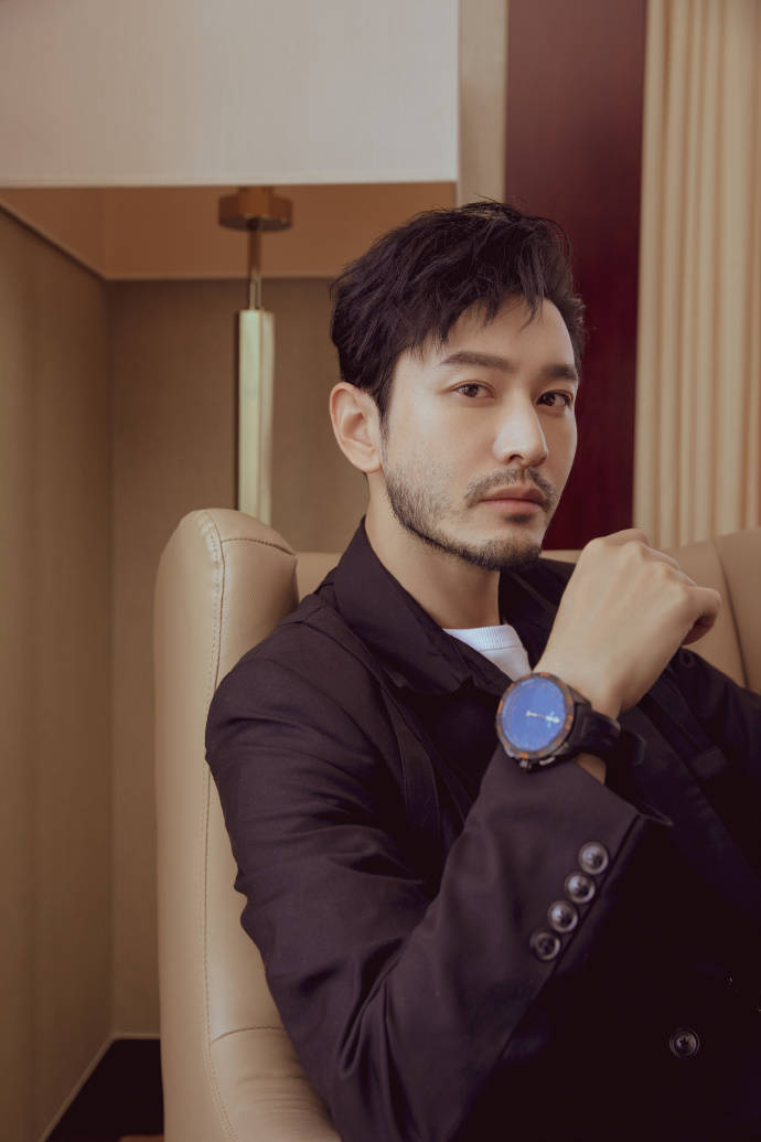 黄晓明蓄胡帅气显男人味 对镜招手憨笑萌态十足