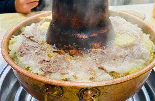 东北酸菜锅八九十年代的怀旧风,有铜火锅,还有烧烤