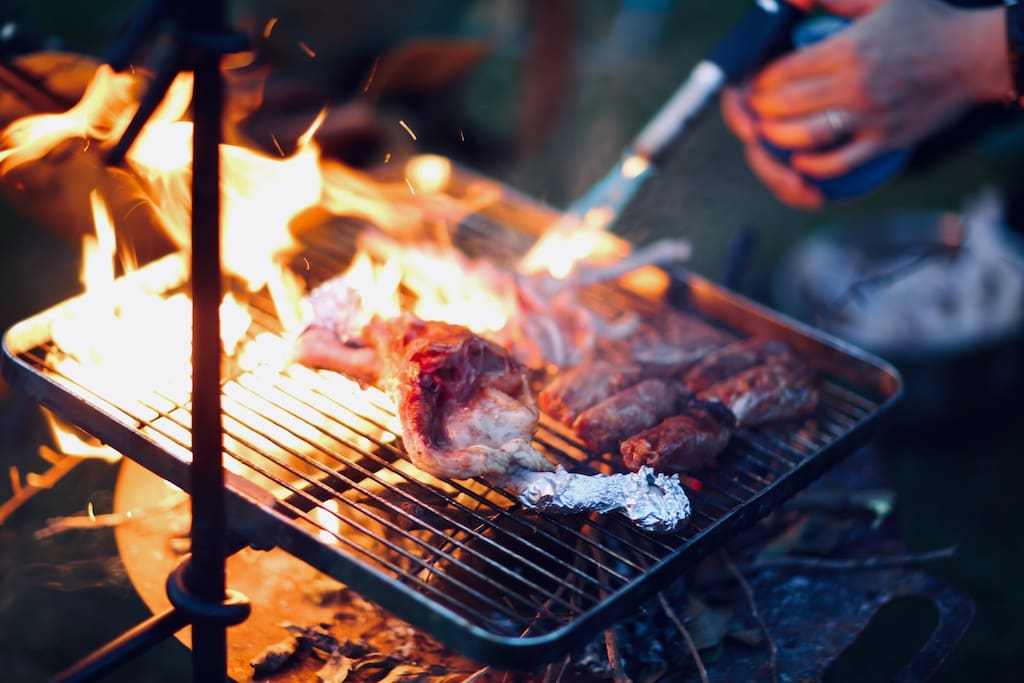 住一晚游牧民族民宿,晚上不仅有篝火晚会,还有正宗的游牧烧烤_手机