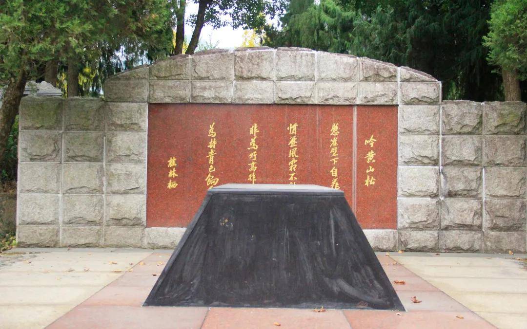 更多订阅内容> 根据1992年民政部发布的《公墓管理暂行办法》第十七条