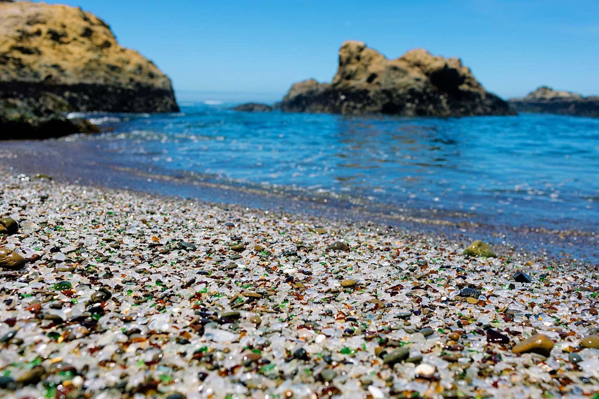 世界上最独特的"回收"奇观之一,从垃圾堆变为最美玻璃海滩_手机搜狐网