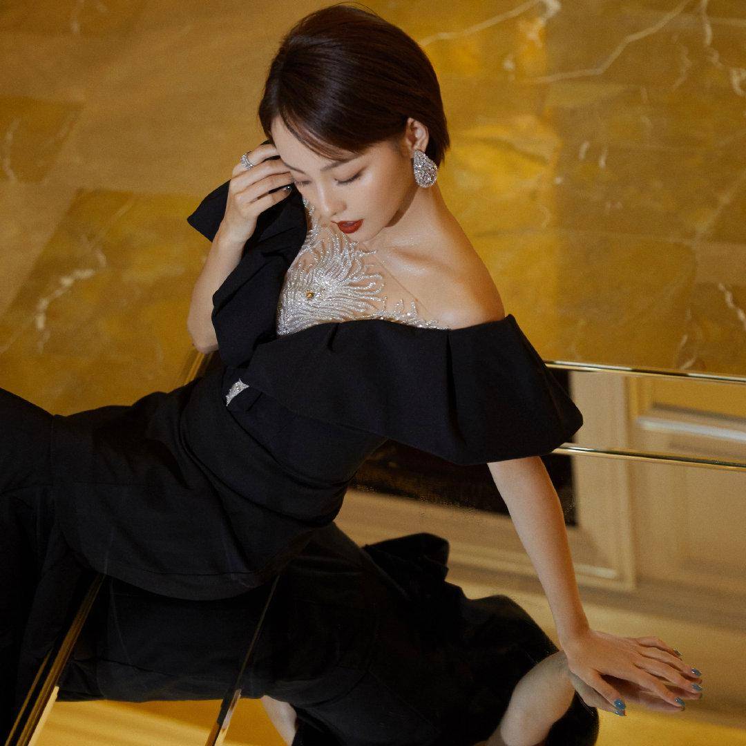 原创张嘉倪黑色长裙出席时尚活动,干练妆容衬托小v脸,尽显女性魅力