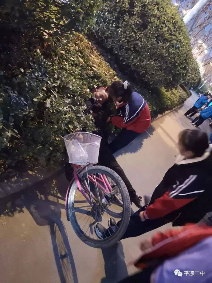 平凉二中学生上学途中勇救昏迷路人!