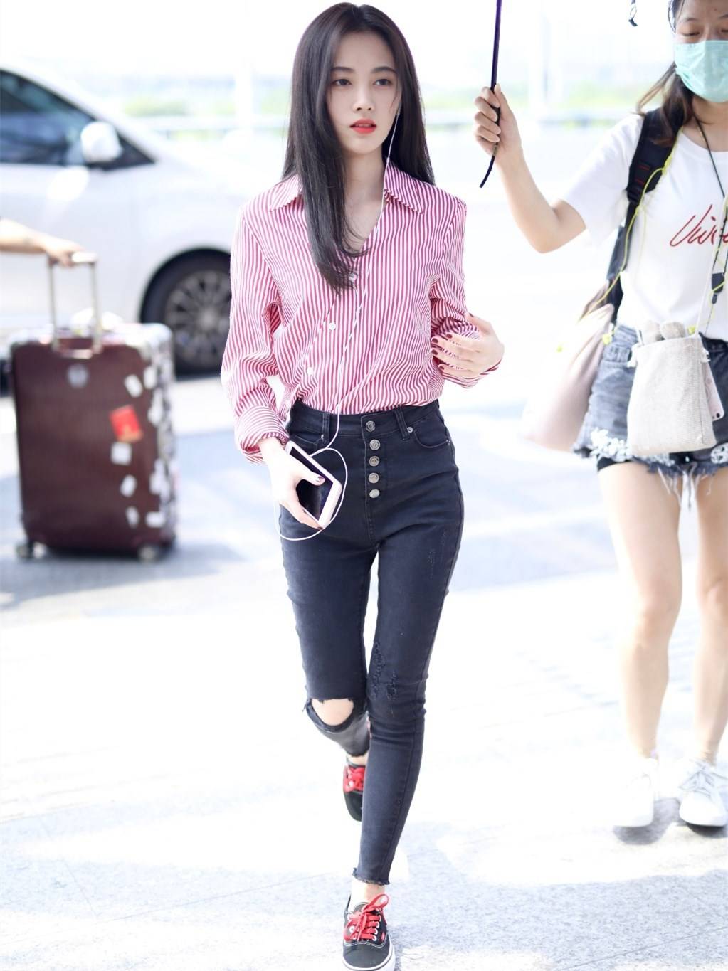 鞠婧祎真会穿,毛衣搭破洞裤凹出大长腿,小个子快学起来!