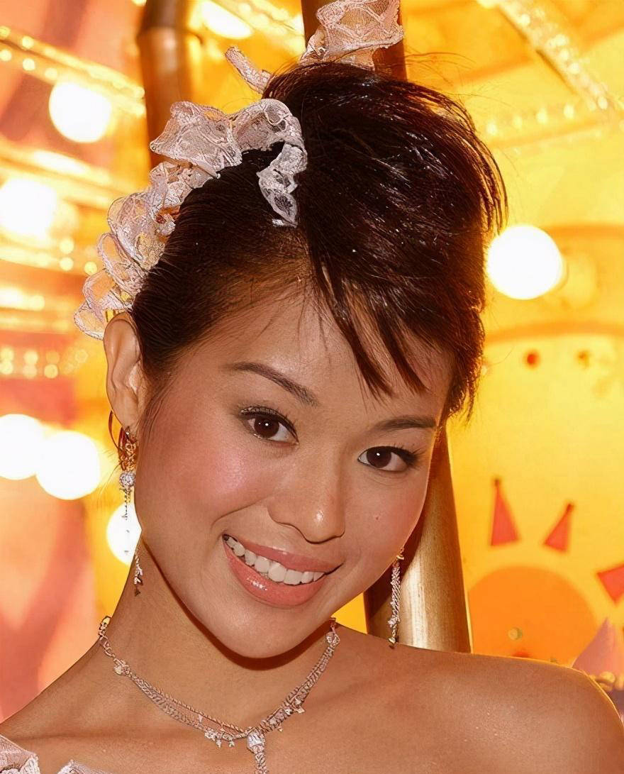 原创和黄宗泽8年情断,曾不相信真爱,胡杏儿和老公相识只因一张照片