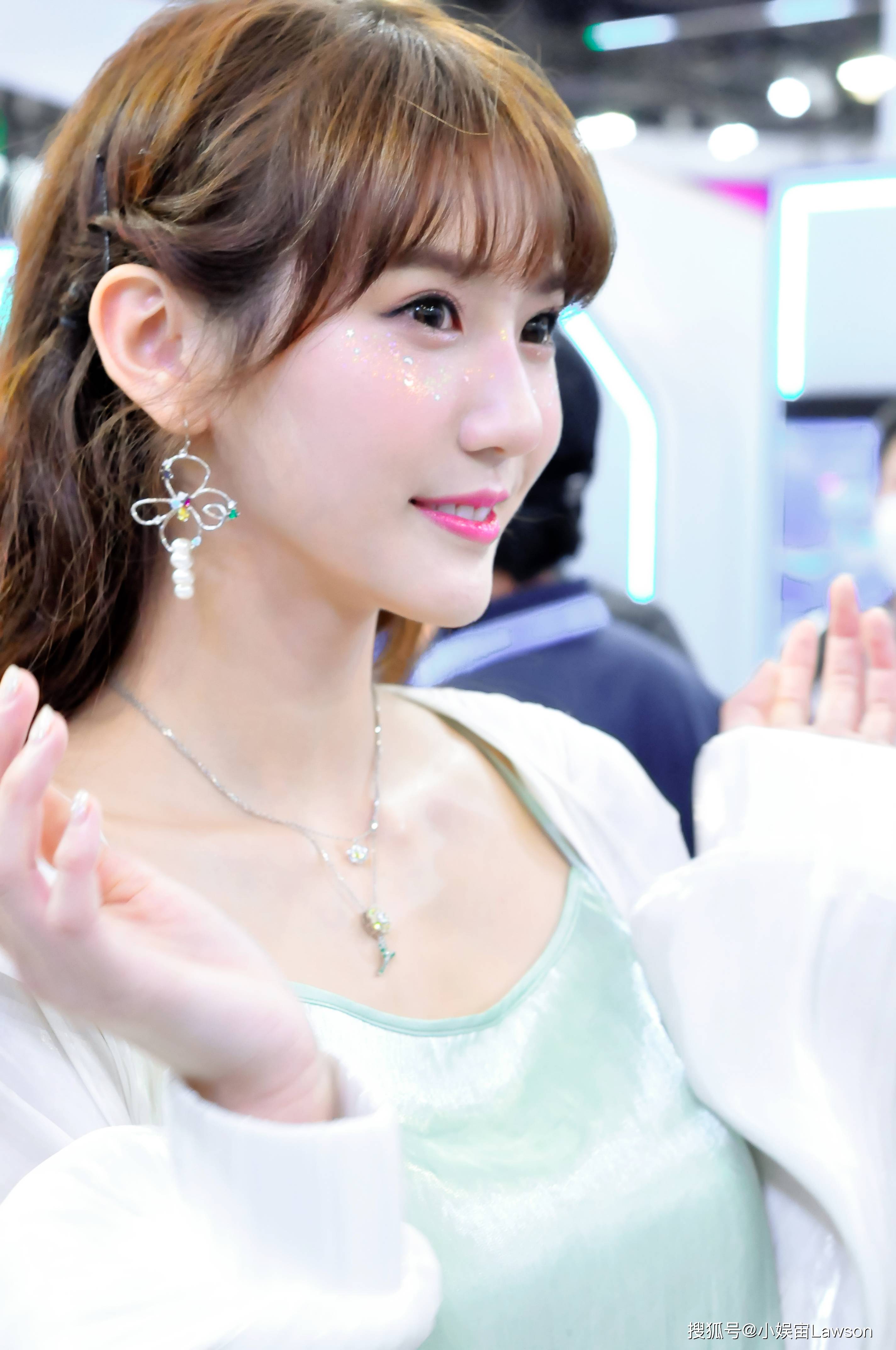 朱主爱空降广州活动现场 与歌迷零距离相聚