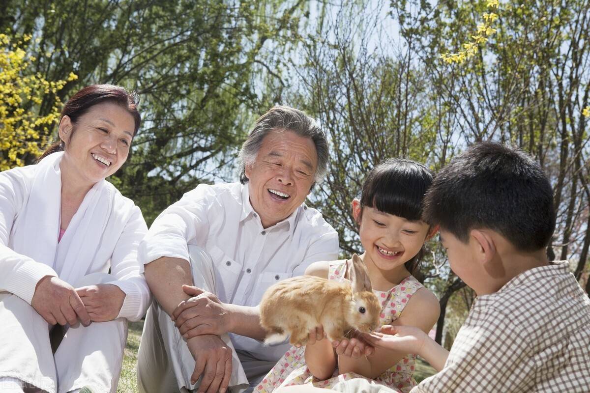 爷爷奶奶是真疼还是假疼孩子根本瞒不住演戏过火招人烦