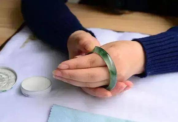 保貓還是保鐲子？小貓咪被3萬的金鐲子卡住腦袋……