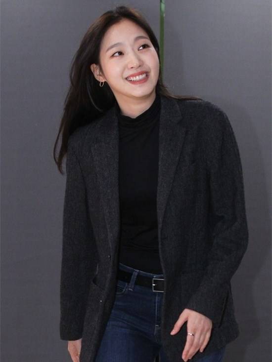 金高银出席活动穿简约西装搭牛仔裤职场范儿十足