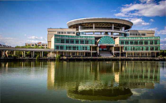 工学院与绵阳经济技术高等专科学校合并组建成为了现在的西南科技大学