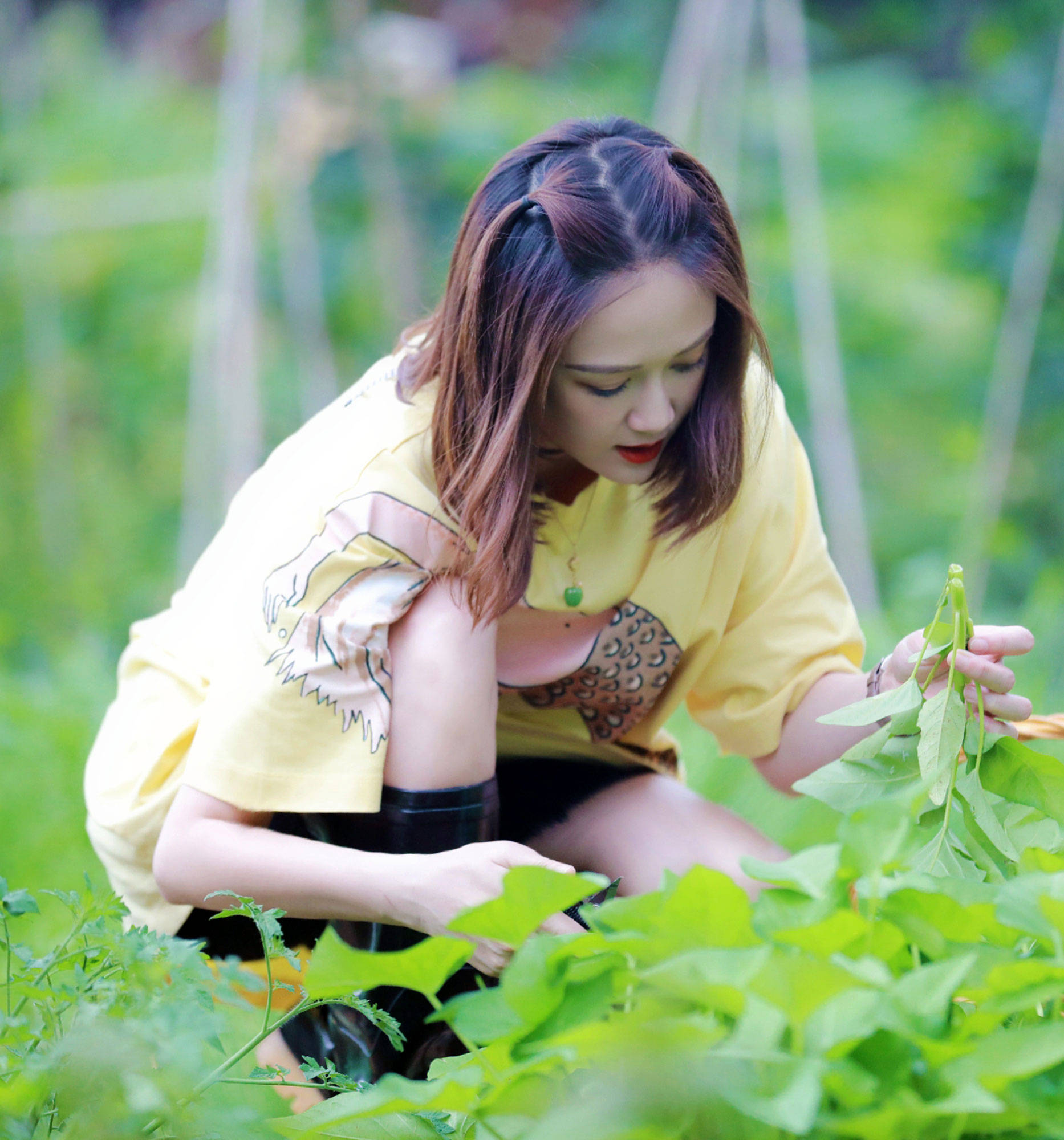 不愧是偶像剧女王陈乔恩41岁穿黄色t恤扎小辫娇嫩十足