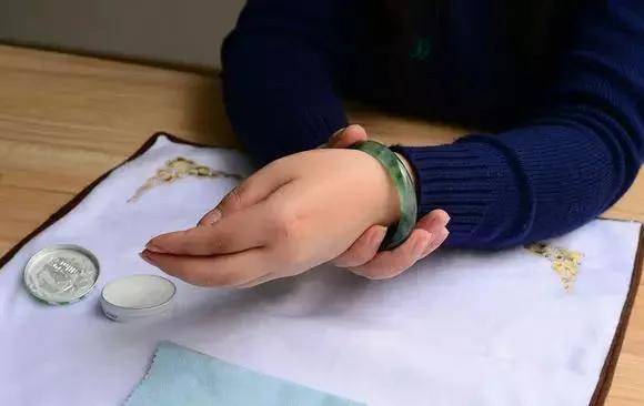 保貓還是保鐲子？小貓咪被3萬的金鐲子卡住腦袋……