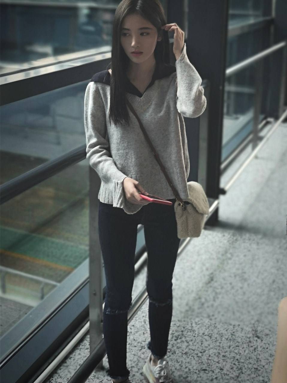 鞠婧祎真会穿,毛衣搭破洞裤凹出大长腿,小个子快学起来!