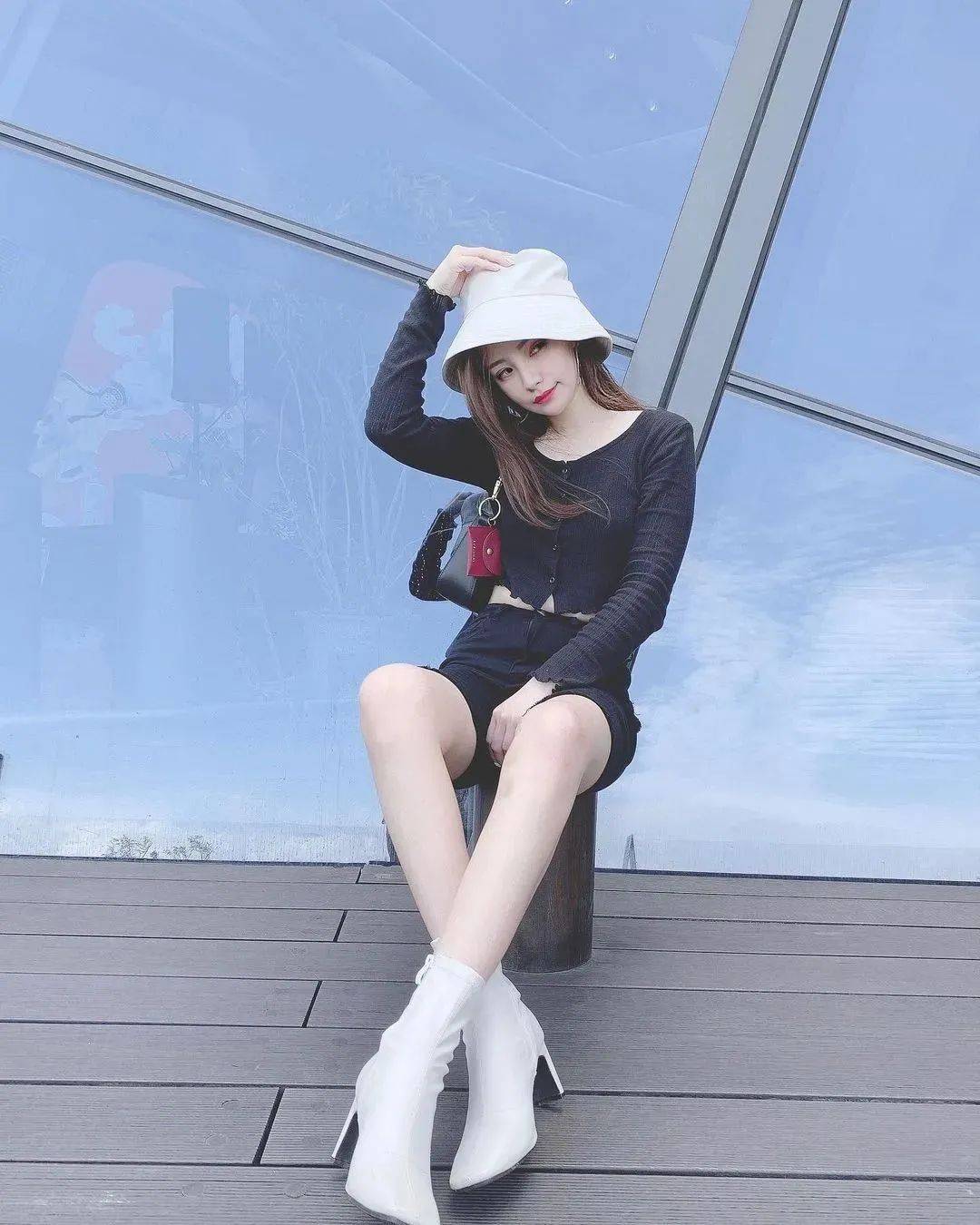 长发飘飘腿部细长胸部波涛汹涌你值得follow
