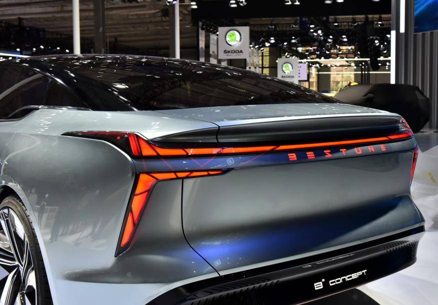 奔腾b2-concept内饰部分的设计更加潮流科幻,内饰配备有4个独立的一体