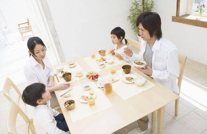 一家人围坐餐桌吃饭时切勿让这4种不良习惯影响孩子正常发育