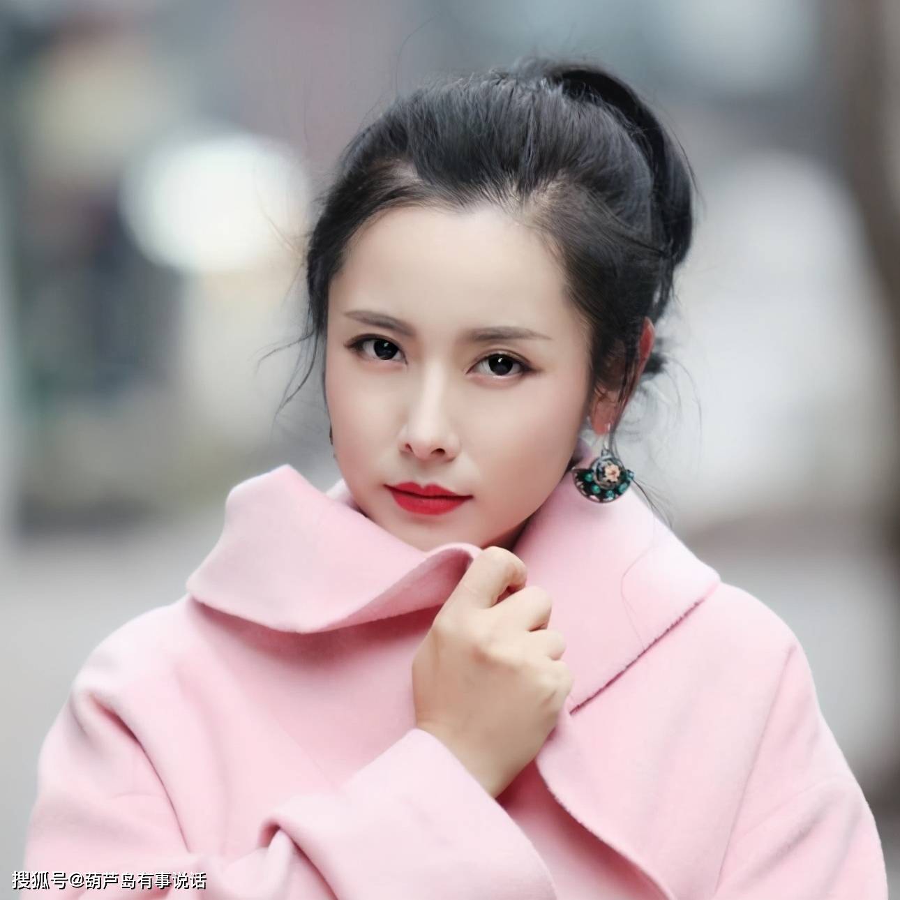 是个地道的上海人,虽然在北京生活了多年,但她身上南方女子的灵秀一直