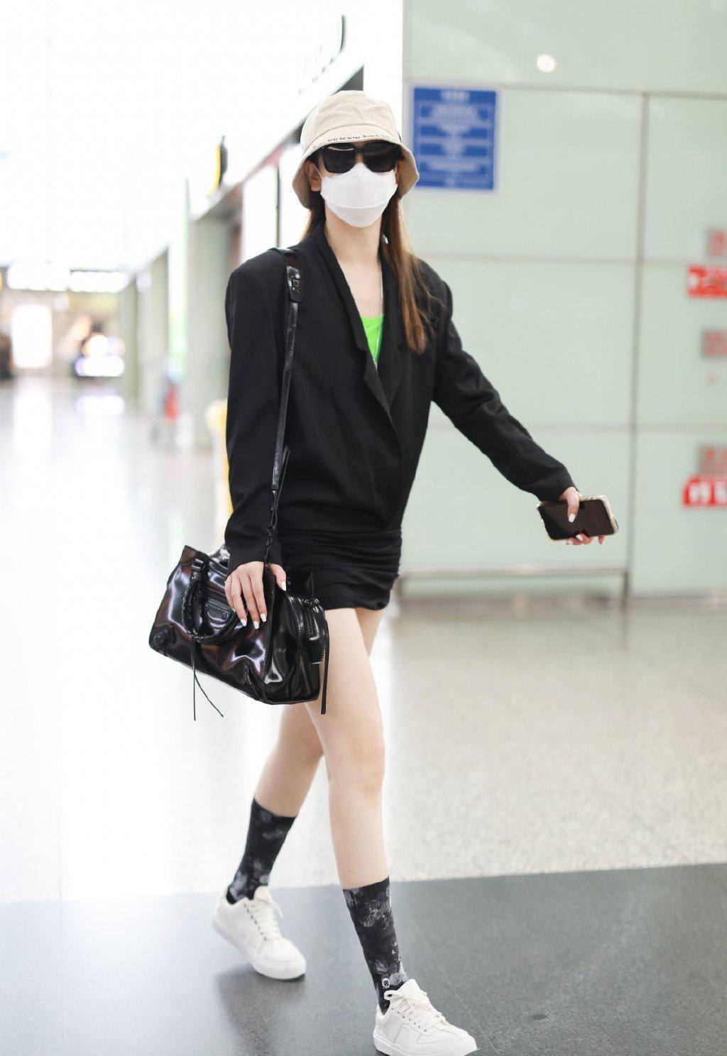 戚薇这裙子也太短了刚刚超过臀部配中筒袜美腿白到发光了