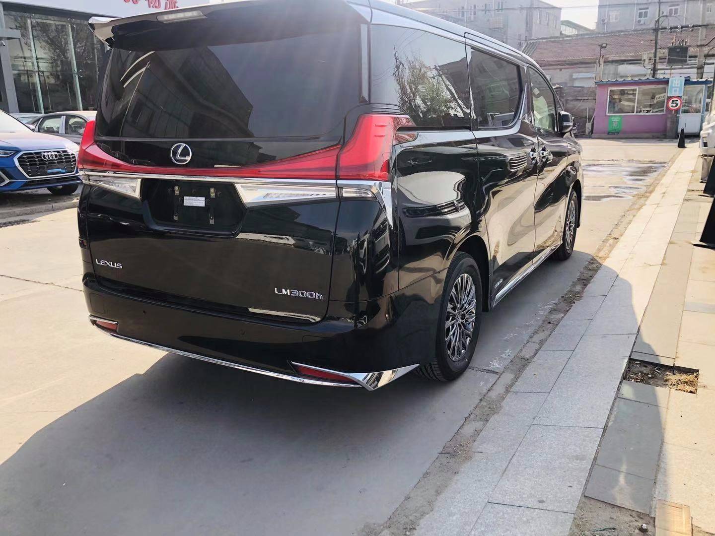最新款雷克萨斯lm300商务车实促配置丰富