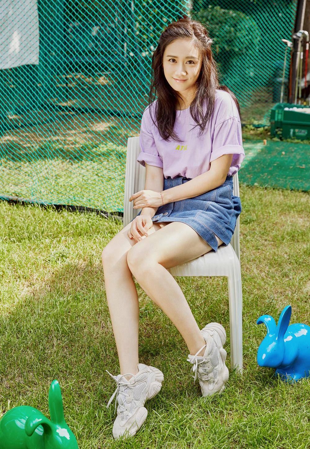 刘芸这一身太给力了,粉色t恤 热裤,38岁照样高调秀美腿