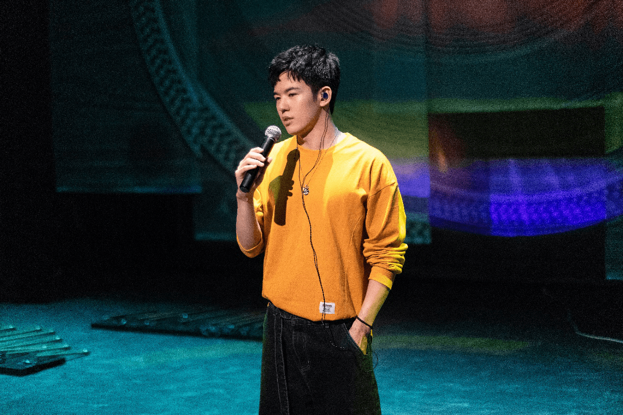 演出当天,仝卓变换了几身不同的舞台造型,帅气休闲.