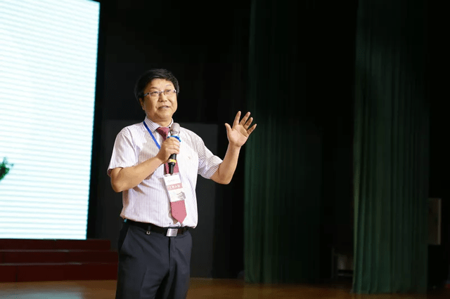 国家一级播音员韩杰老师为同学们进行授课金话筒奖评委应天常教授为