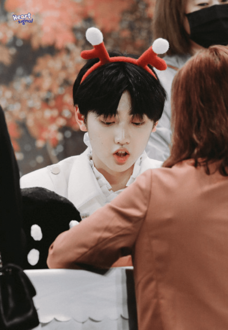 焉栩嘉出席r1se长沙签售会 头戴多个卡通头饰卖萌可可爱爱