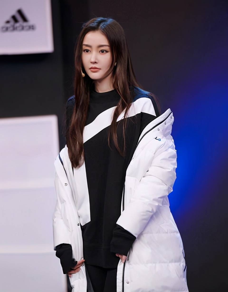 张天:长马尾发造型来袭,黑色皮衣配配大挎包,高挑身体果然显瘦_手机