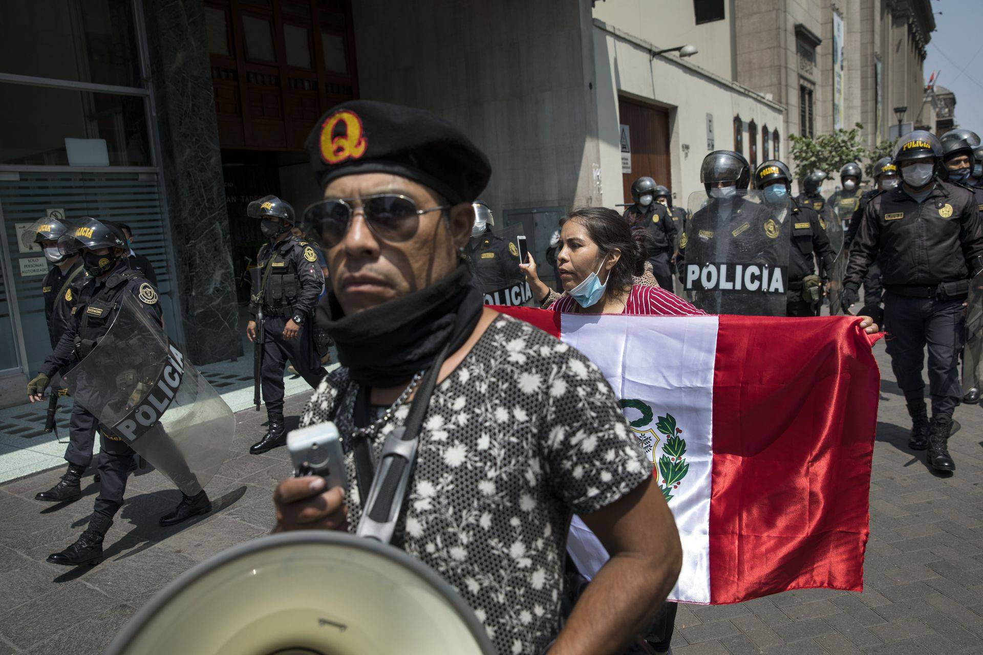 疫情下秘鲁陷入国家政变防暴警察围攻抗议者