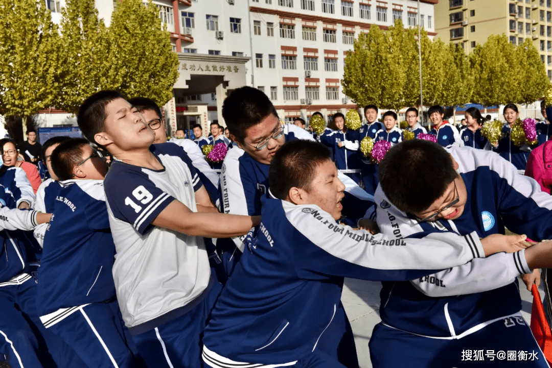 力拔山兮气盖世衡水第四中学八年级举行拔河比赛
