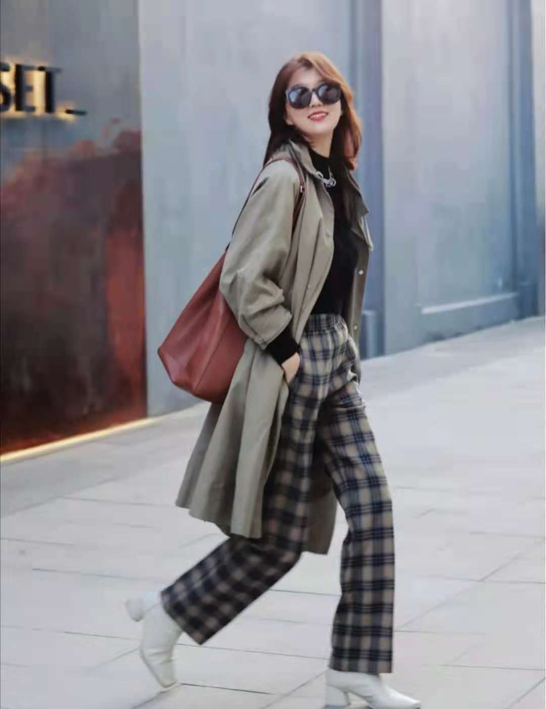 风衣怎么搭配裤子和鞋子好看_手机搜狐网