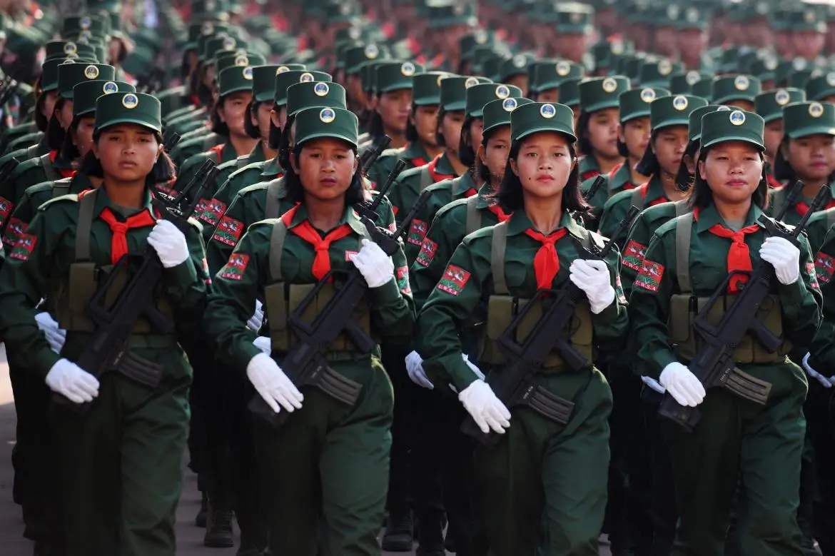 缅甸佤邦人看中国阅兵图片