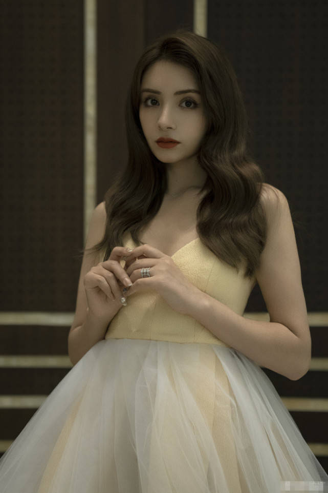 麦迪娜长发披肩,身穿吊带礼服,混血的颜值外加精致妆容的衬托,简直就