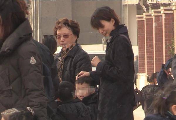 原创董卿儿子近照眉宇间有密春雷的神韵网友孩子都长这么大了